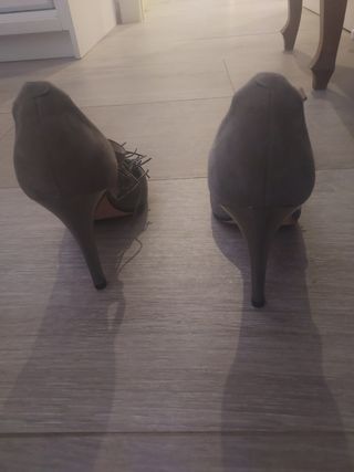 Zapatos de tacón grises elegantes