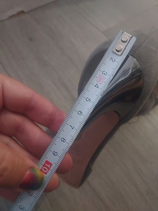 Zapatos de tacón grises elegantes