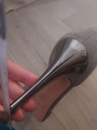 Zapatos de tacón grises elegantes