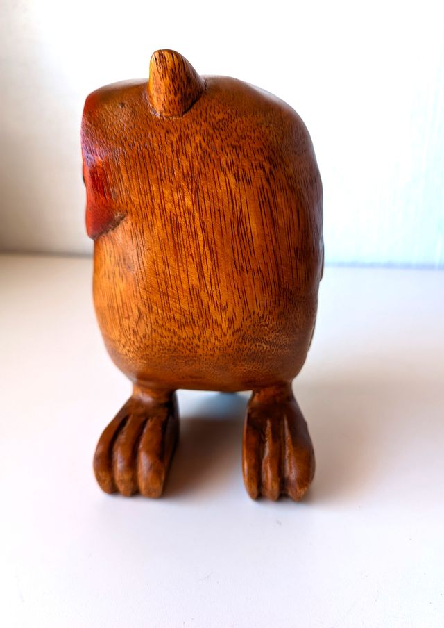 Búho de madera tallado decorativo