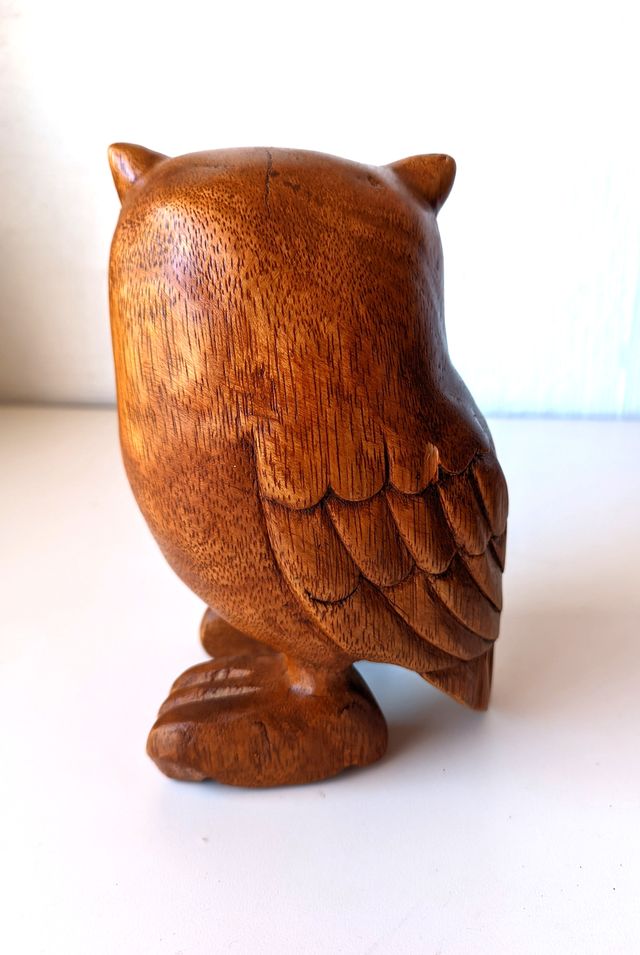 Búho de madera tallado decorativo
