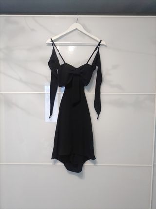Vestido negro con lazo y falda pantalón 