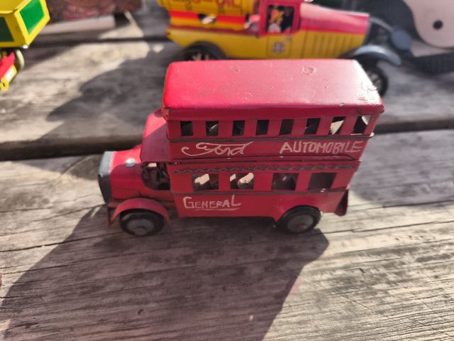 Autobús de juguete metálico rojo