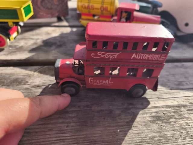 Autobús de juguete metálico rojo