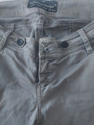 Pantalón juvenil gris con cremalleras
