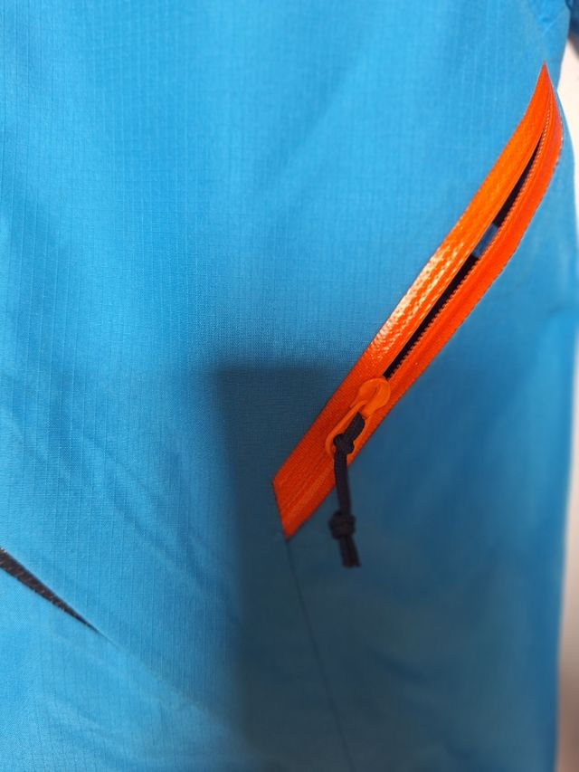 Chaqueta impermeable de alta gama.