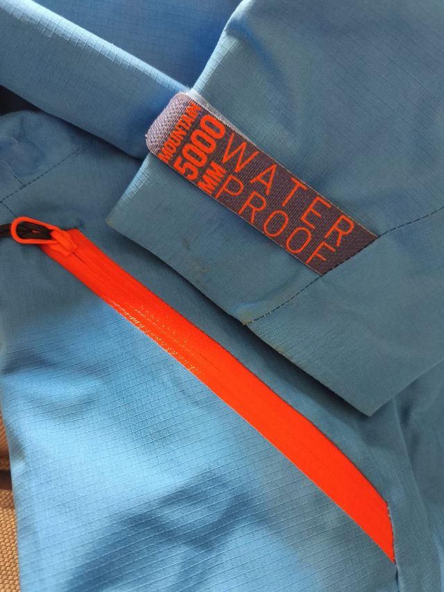 Chaqueta impermeable de alta gama.