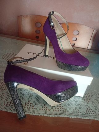 Zapatos de tacón morados y plateados