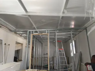 Escalera y estructuras metálicas