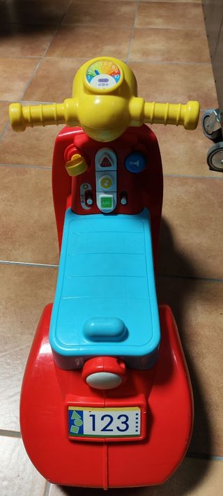 Moto correpasillos Chicco con sonido.Para 1-3 años