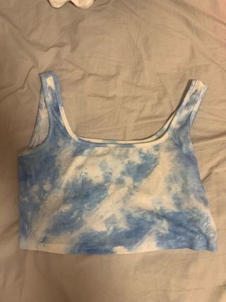 Top corto tie-dye azul y blanco