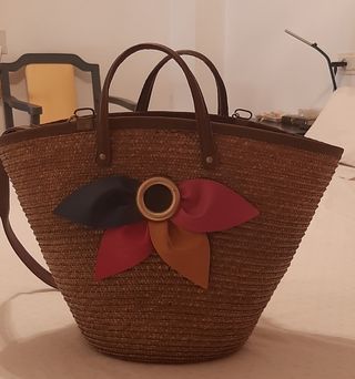 Cesto de playa de paja con flores