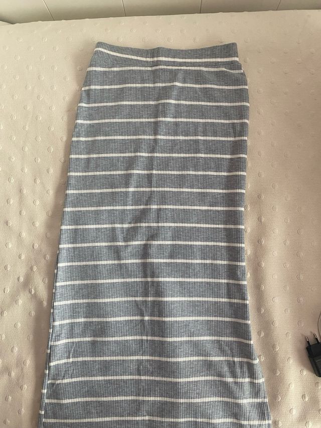 Falda larga gris con abertura