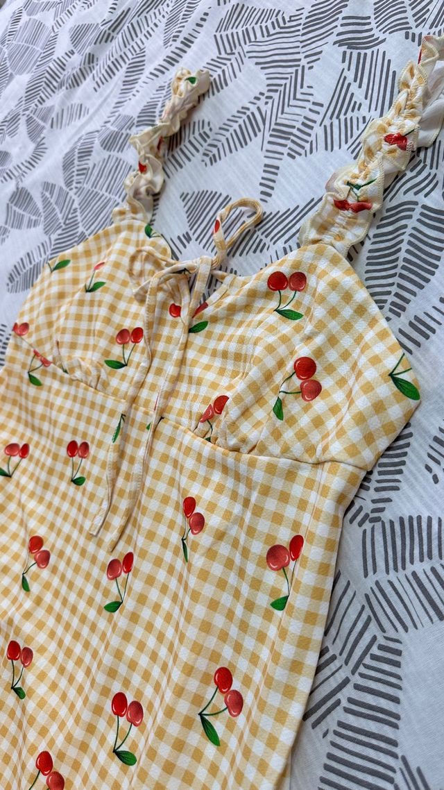 Vestido de verano con estampado de cerezas