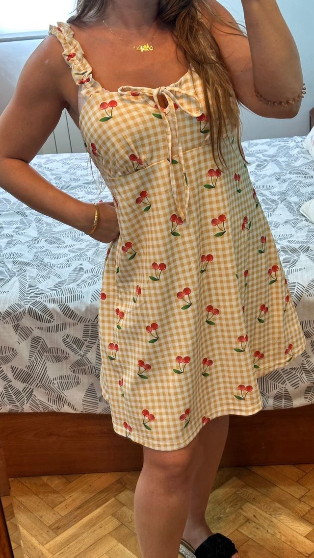 Vestido de verano con estampado de cerezas