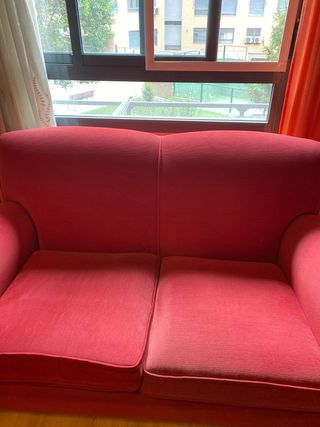 Sofá de tela rojo