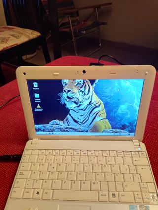 Portátil Notebook Blanco y Verde