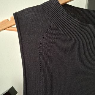 Vestido de punto sin mangas negro