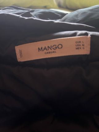Abrigo de plumas largo verde Mango. 