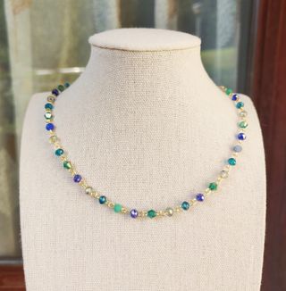 Collana con cristalli azzurri e verdi