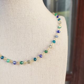 Collana con cristalli azzurri e verdi