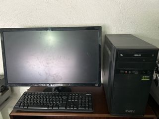 PC ASUS con pantalla LG y teclado Logitech
