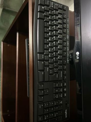 PC ASUS con pantalla LG y teclado Logitech