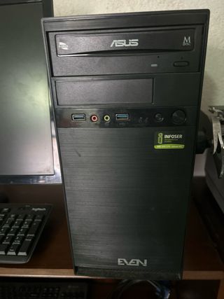 PC ASUS con pantalla LG y teclado Logitech