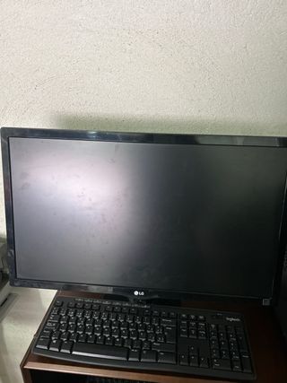PC ASUS con pantalla LG y teclado Logitech