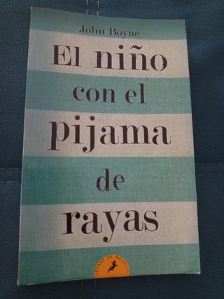 El niño con el pijama de rayas