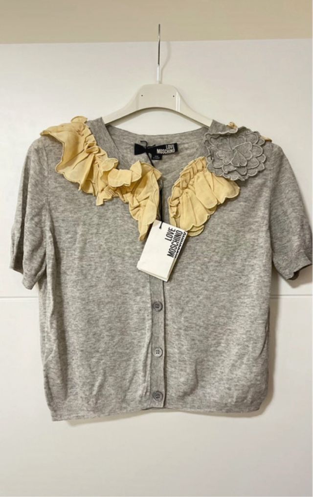 Love Moschino cárdigan gris con volantes beige