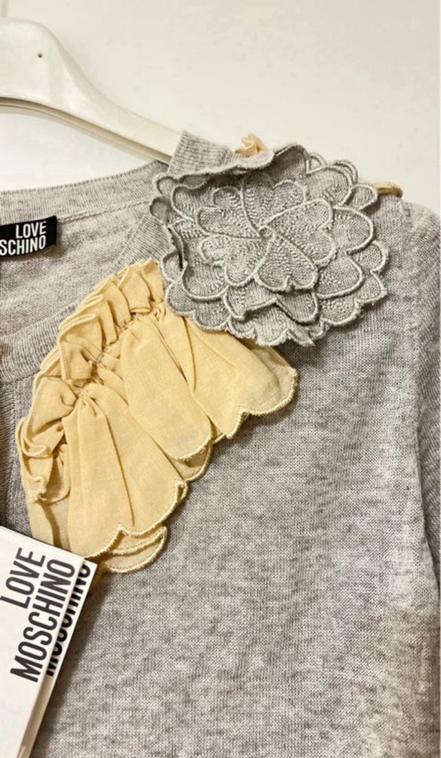 Love Moschino cárdigan gris con volantes beige