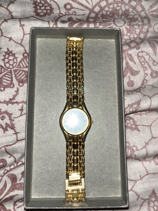 Reloj de pulsera dorado