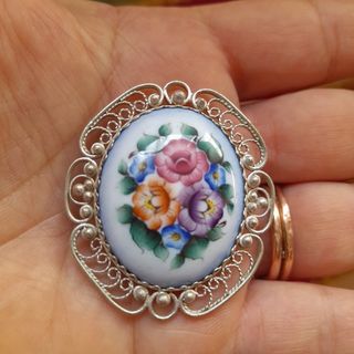 Spilla floreale dipinta a mano, su base filigrana.