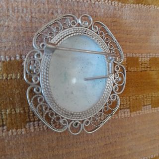 Spilla floreale dipinta a mano, su base filigrana.