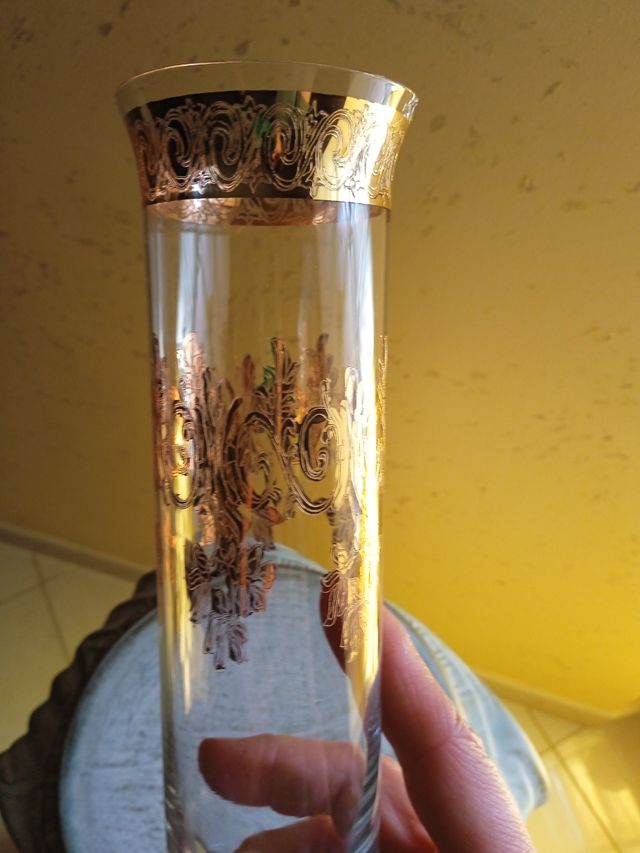 Calice in vetro con decorazioni oro