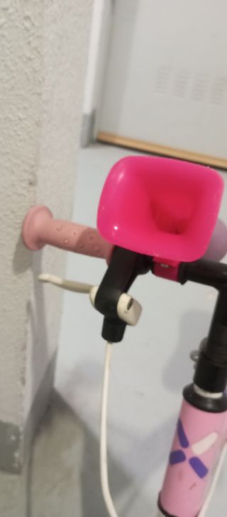 Bicicleta sin pedales rosa y morada