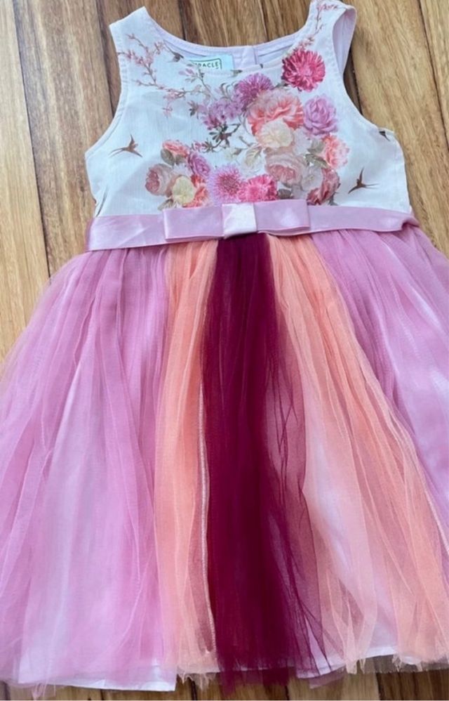 Vestido de niña con flores y tul