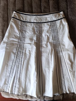 Falda blanca con detalles negros