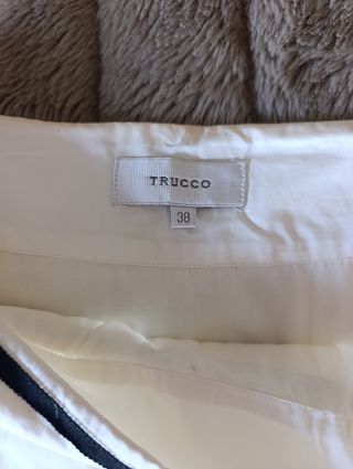 Falda blanca con detalles negros