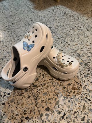 Sandalias estilo Crocs blancas con adornos