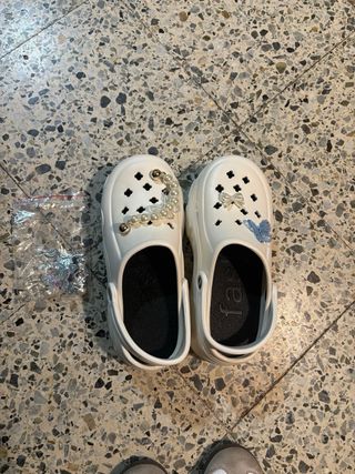 Sandalias estilo Crocs blancas con adornos