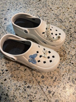 Sandalias estilo Crocs blancas con adornos