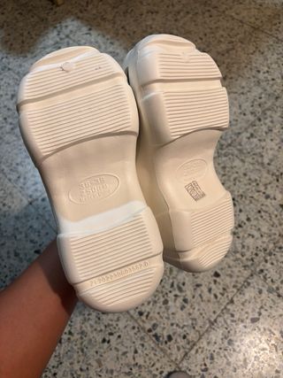 Sandalias estilo Crocs blancas con adornos