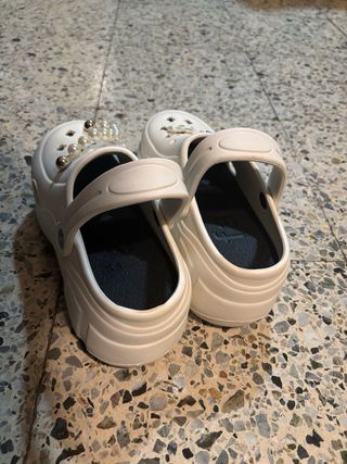 Sandalias estilo Crocs blancas con adornos