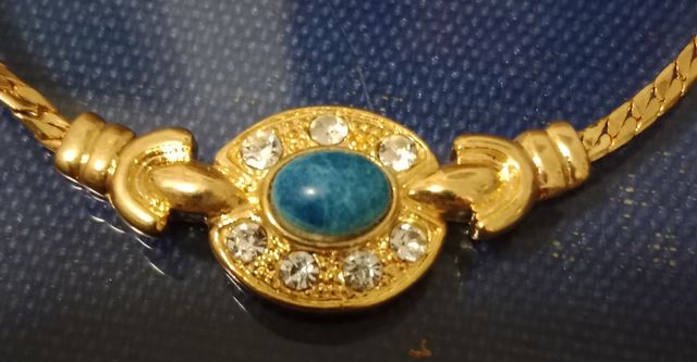 Gargantilla dorada con piedra turquesa