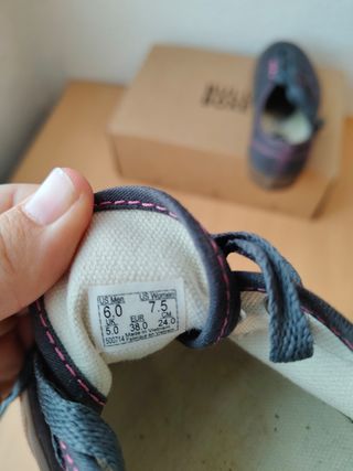 Zapatillas Vans Azul Marino con Detalles Rosas