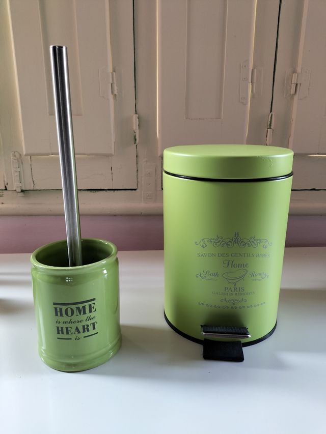 Papelera y cepillo de WC verde