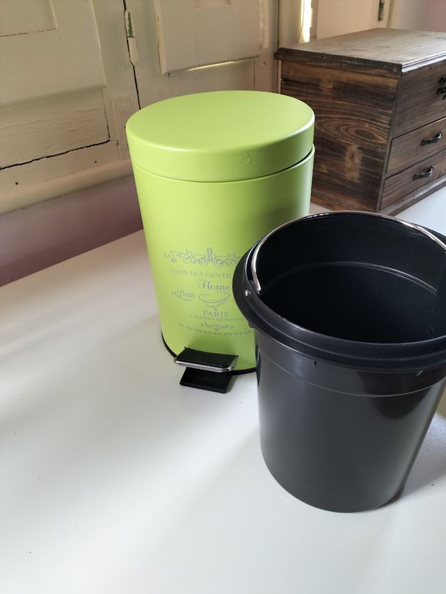 Papelera y cepillo de WC verde