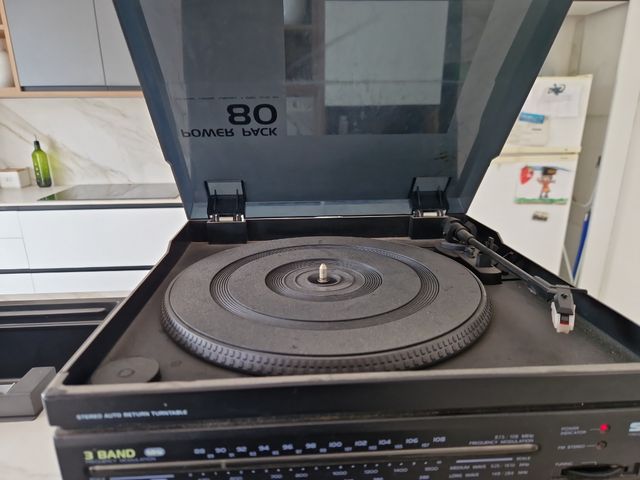 Amplificador Telefunken con Plato Vinilos